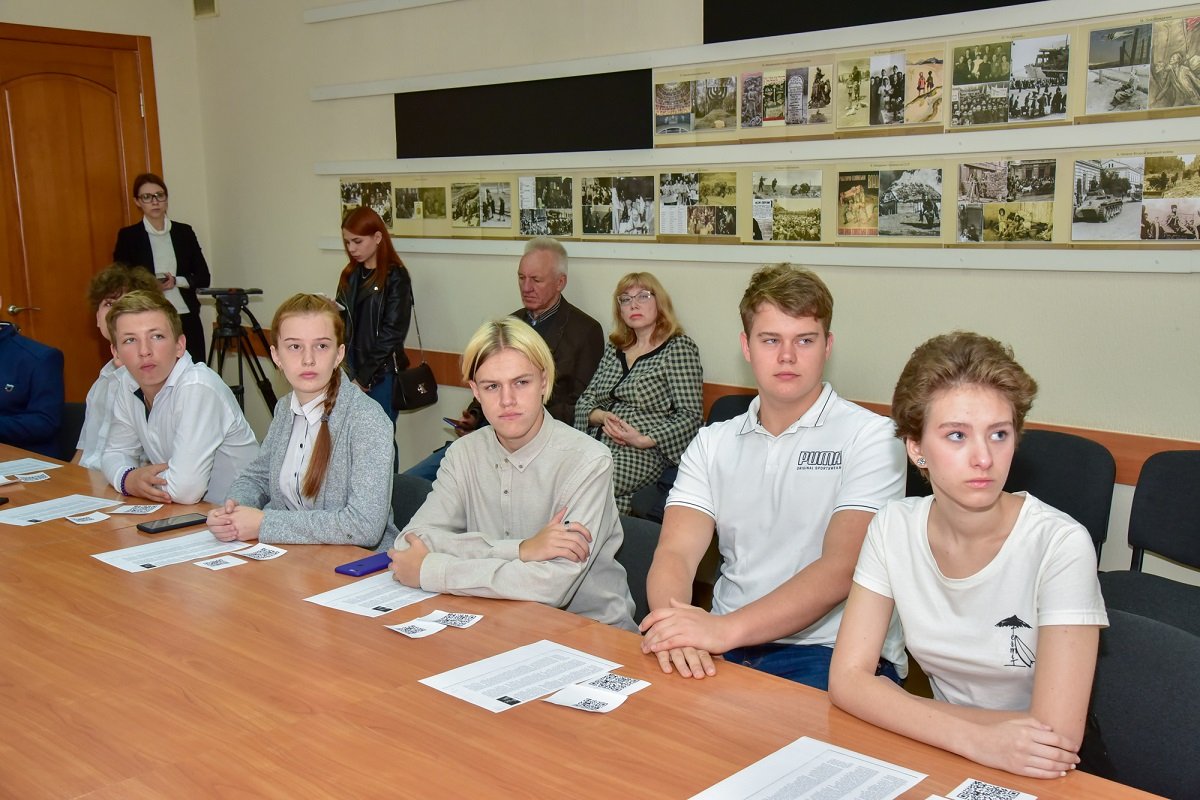 В лицее Днепра Анна Личман поучаствовала в уроке, посвященному 80-й годовщине трагедии Бабьего Яра 5