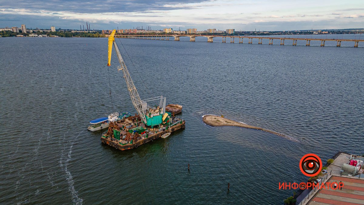 На место прибыла баржа с краном 