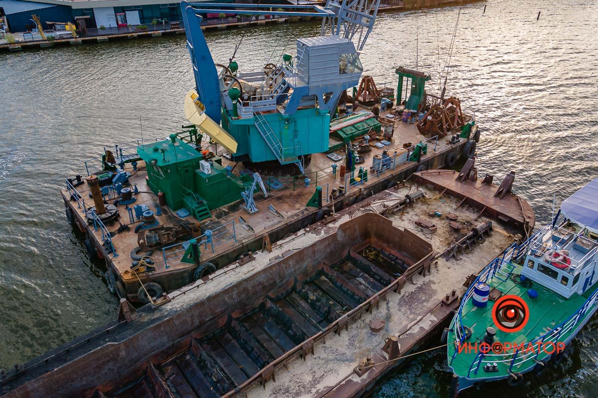 Как выглядит уборочная баржа 