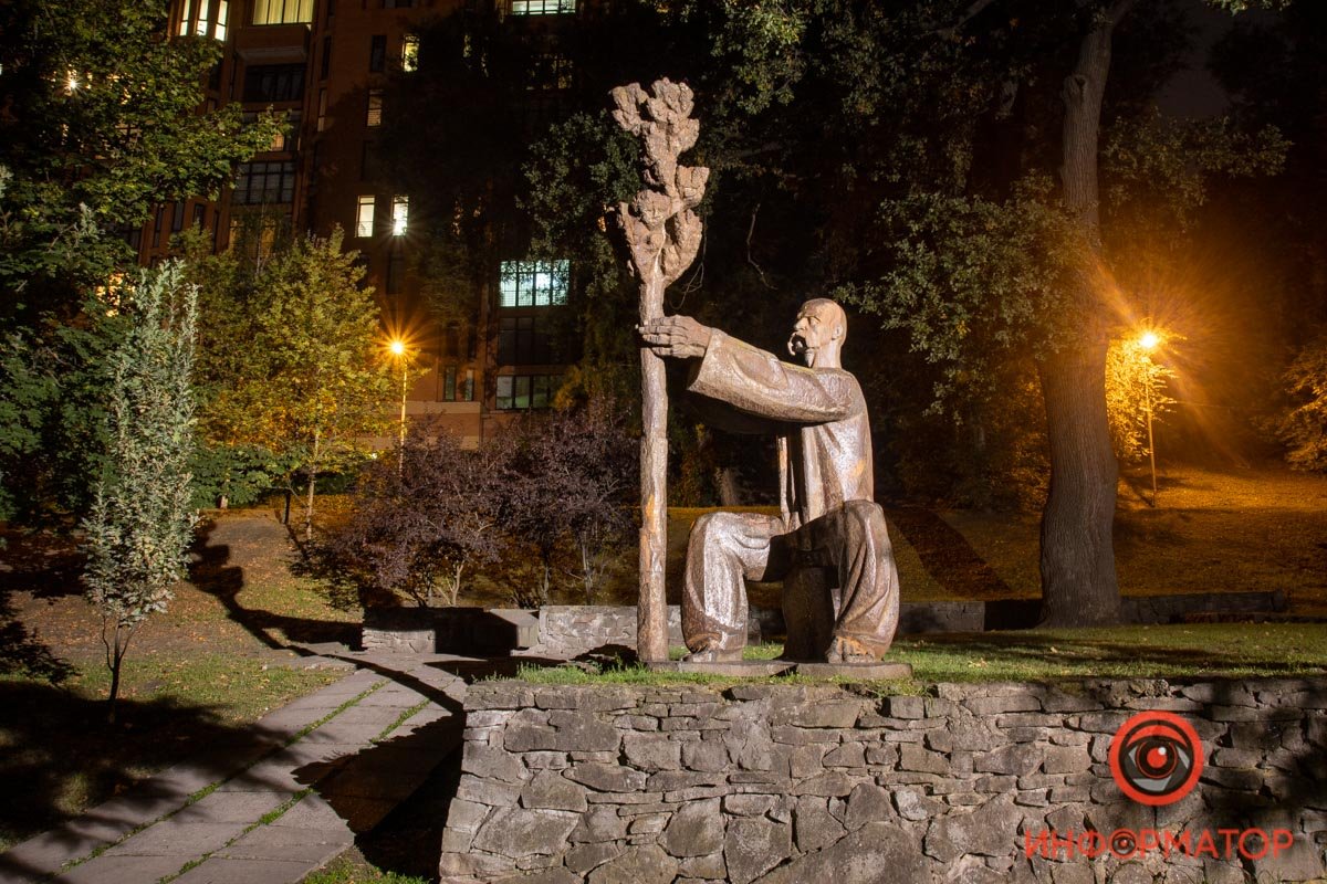 Спустя несколько лет князь Потемкин выкупил оба сада у козака, чтобы со временем начать строительство города Спустя несколько лет князь Потемкин выкупил оба сада у козака, чтобы со временем начать строительство города