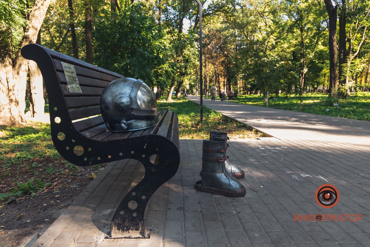 Возле одной из лавочек Возле одной из лавочек