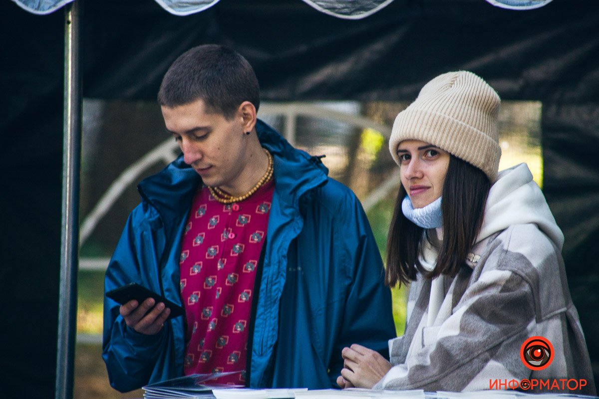 И там, и тут показывают