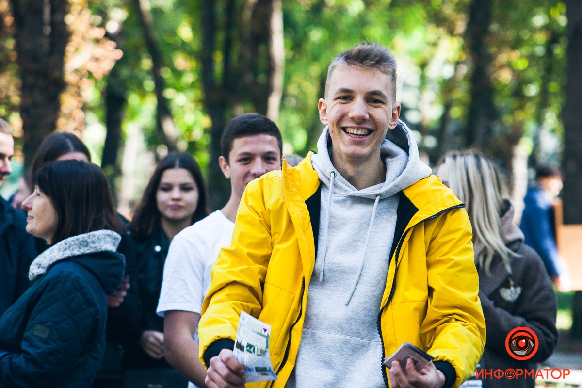 Радостный парнишка