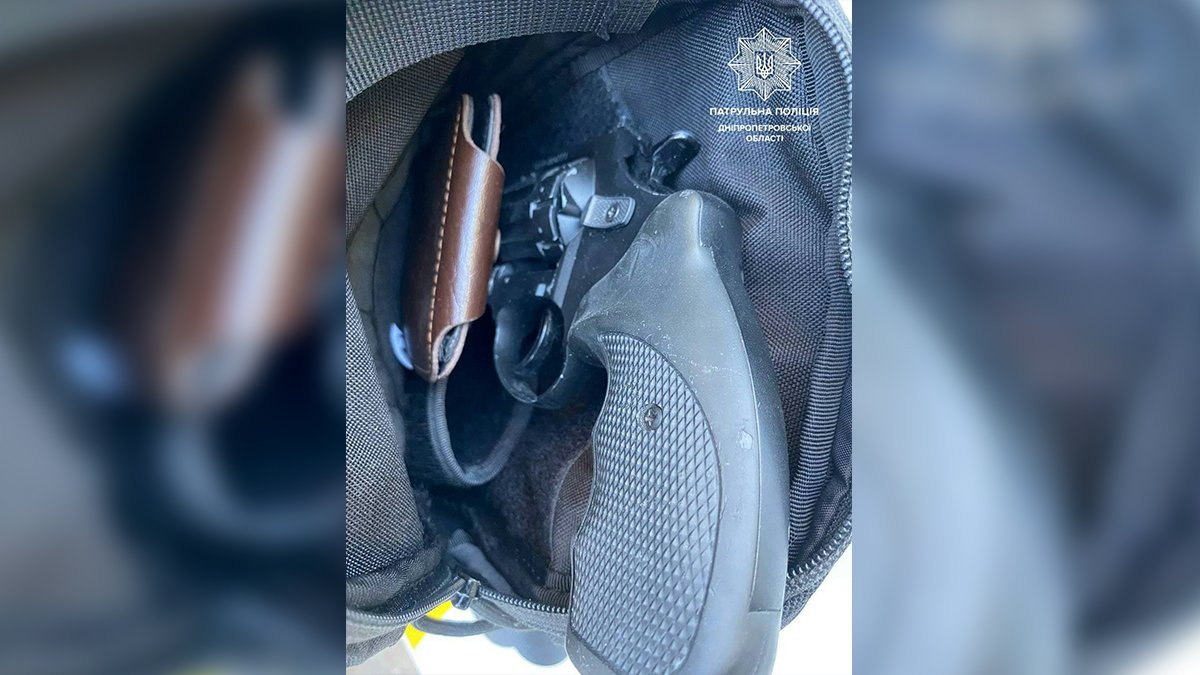 При себе у него был предмет, похожий на пистолет При себе у него был предмет, похожий на пистолет