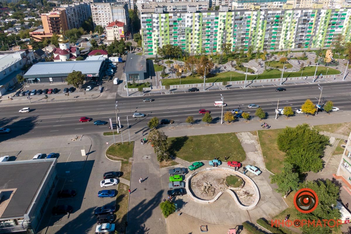 Сразу выделяются Сразу выделяются