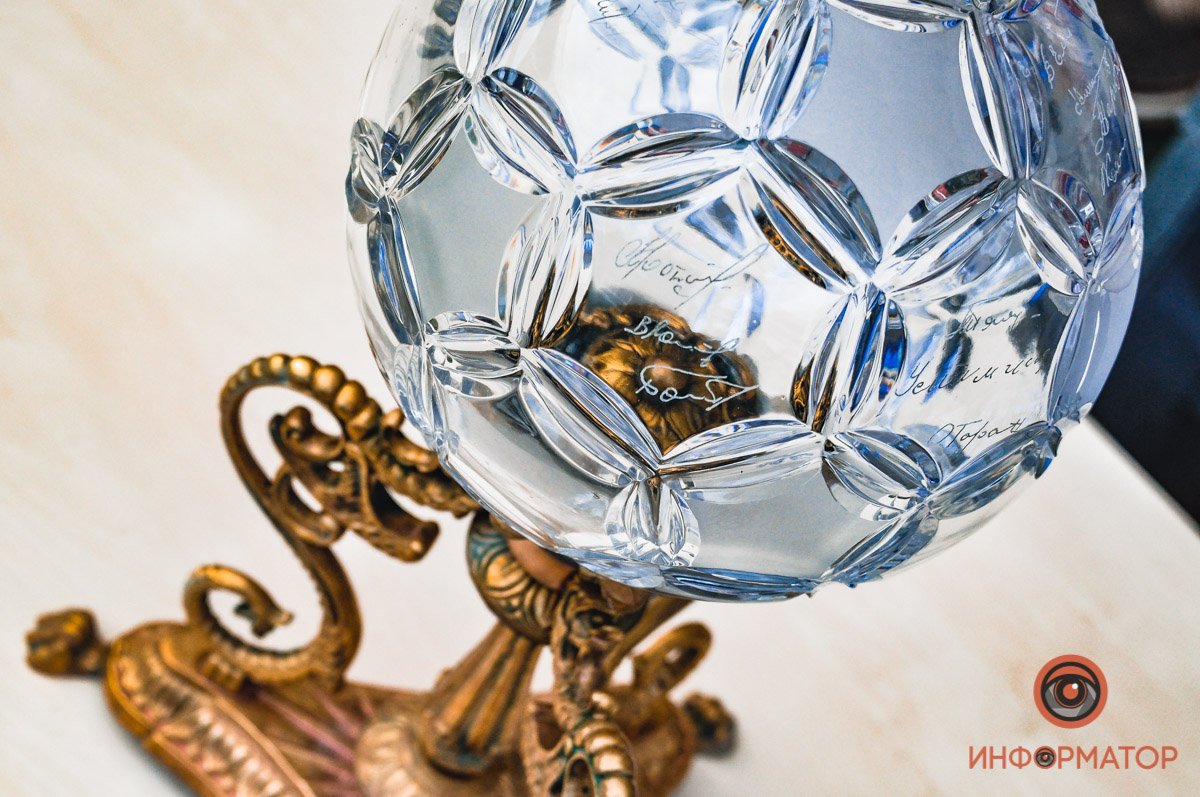 Памятный трофей, который передали в Олимпийский дом Памятный трофей, который передали в Олимпийский дом