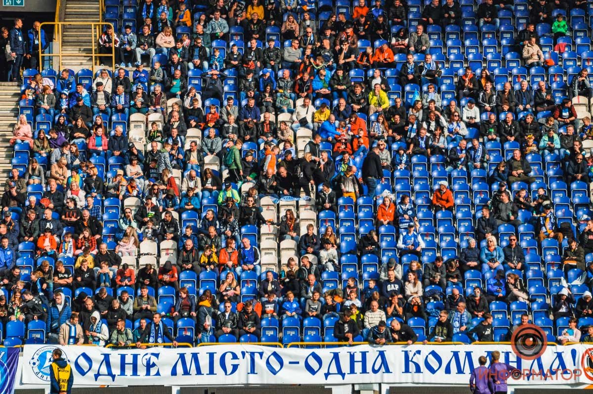 На трибунах собралось несколько тысяч болельщиков На трибунах собралось несколько тысяч болельщиков