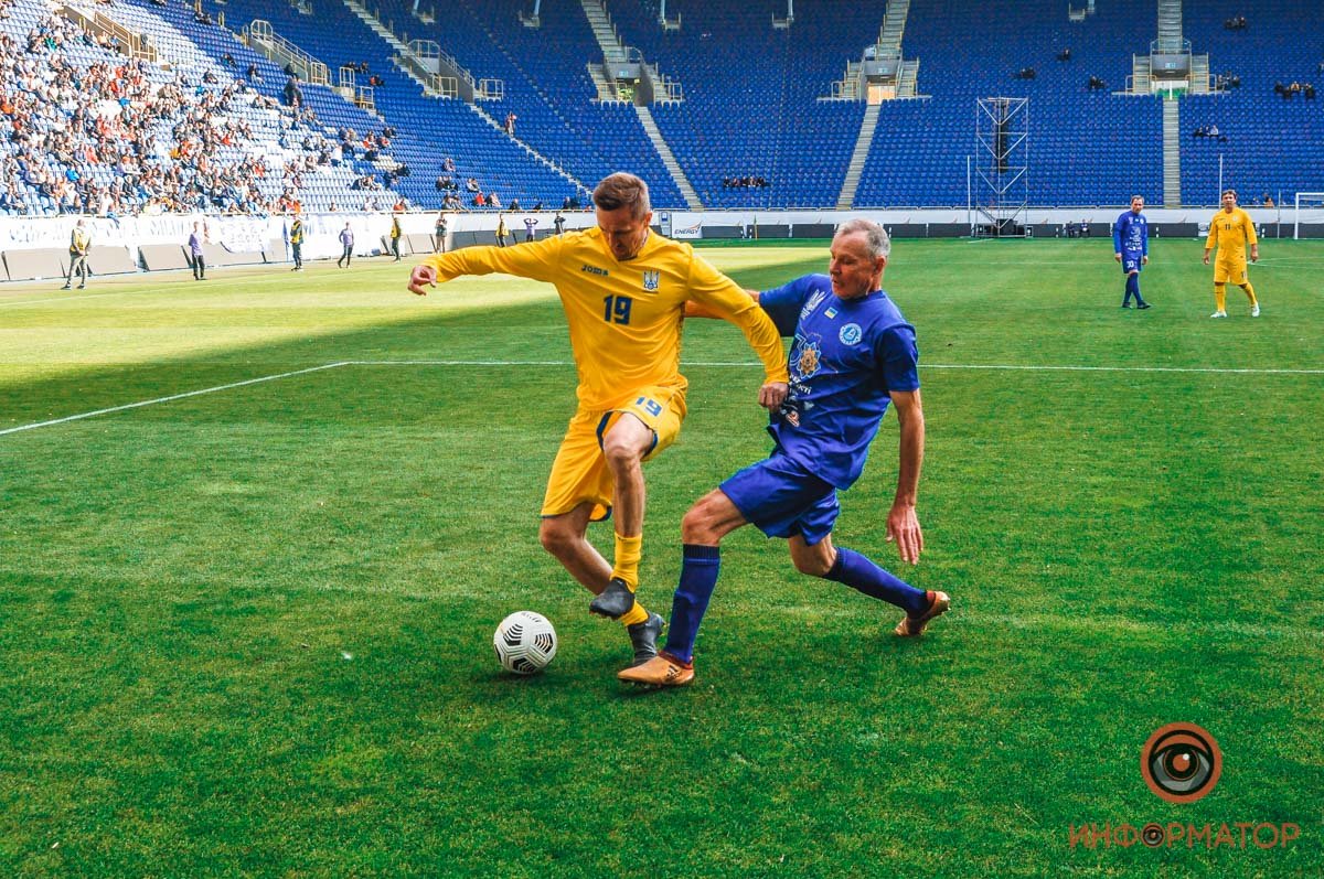 На поле появлялись футболисты "Днепра" из нескольких поколений На поле появлялись футболисты "Днепра" из нескольких поколений