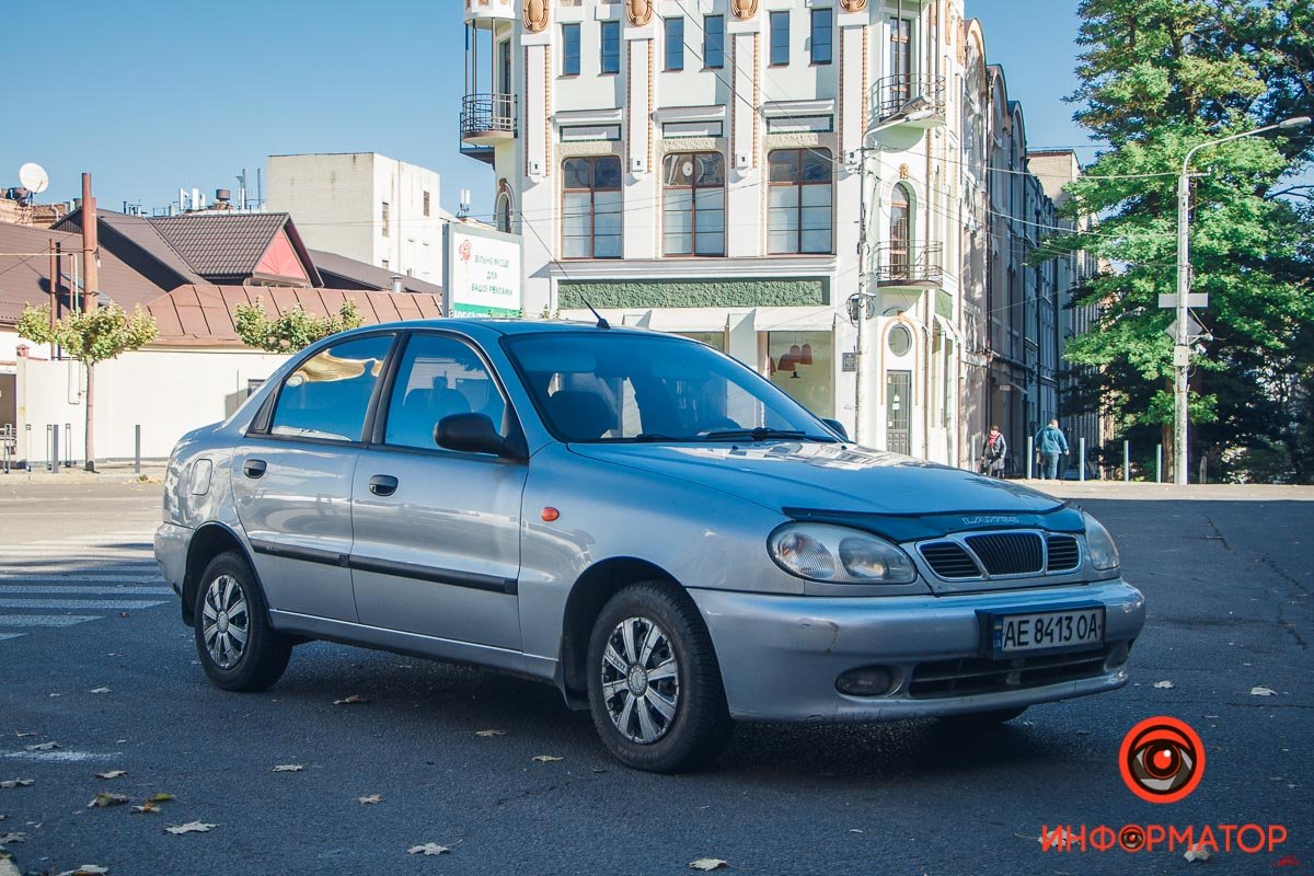Мужчина заканчивал переходить дорогу, оставалось несколько шагов до тротуара Мужчина заканчивал переходить дорогу, оставалось несколько шагов до тротуара