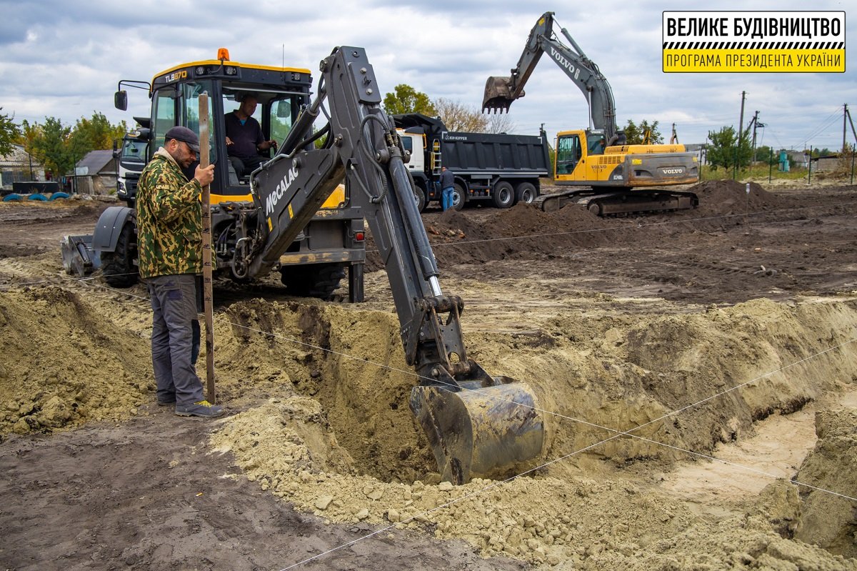 В Петропавловке обновляют стадион опорного лицея №2 3