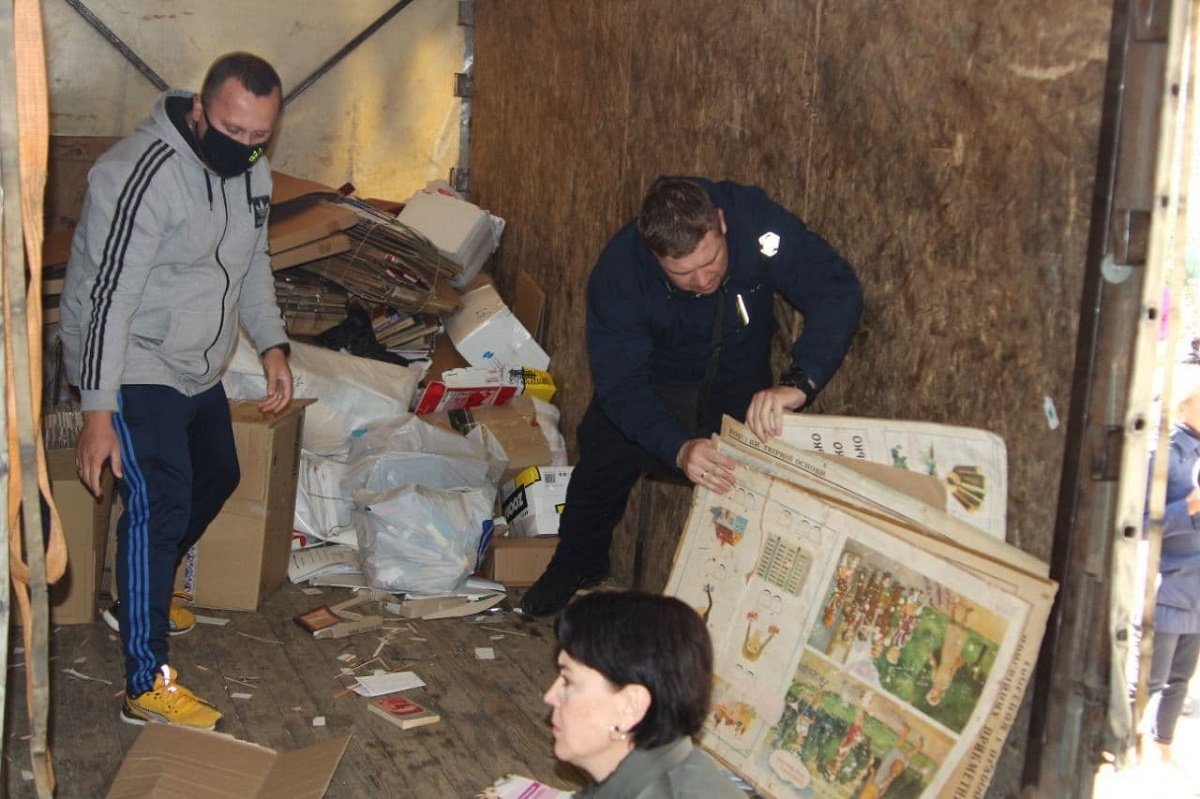 Собрали почти тонну макулатуры: Школа № 37 приняла участие в экоакции "Обменяй бумагу на дерево" 3