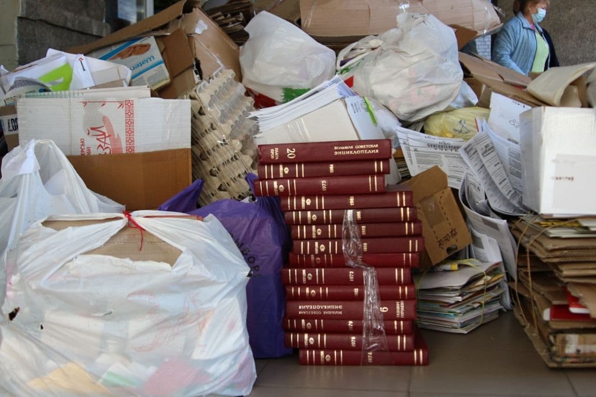 Собрали почти тонну макулатуры: Школа № 37 приняла участие в экоакции "Обменяй бумагу на дерево" 5