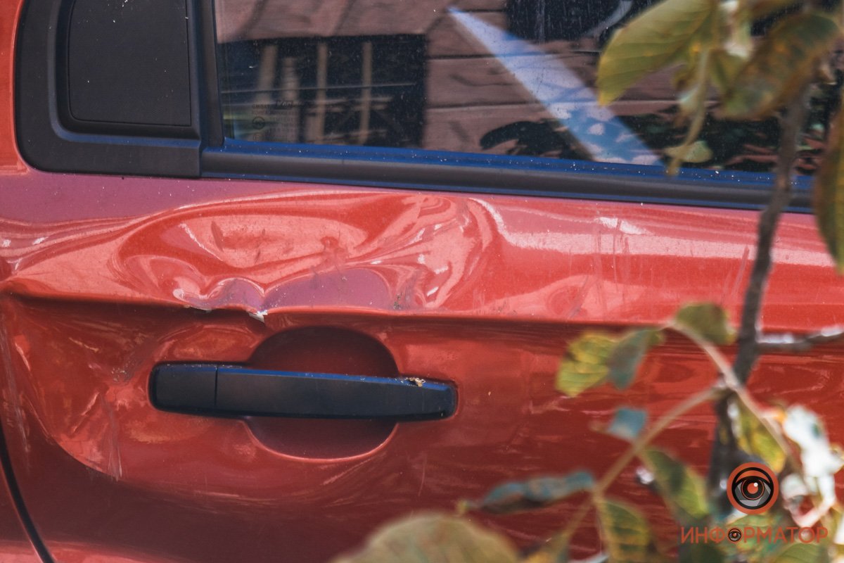 На машинах вмятины и царапины На машинах вмятины и царапины