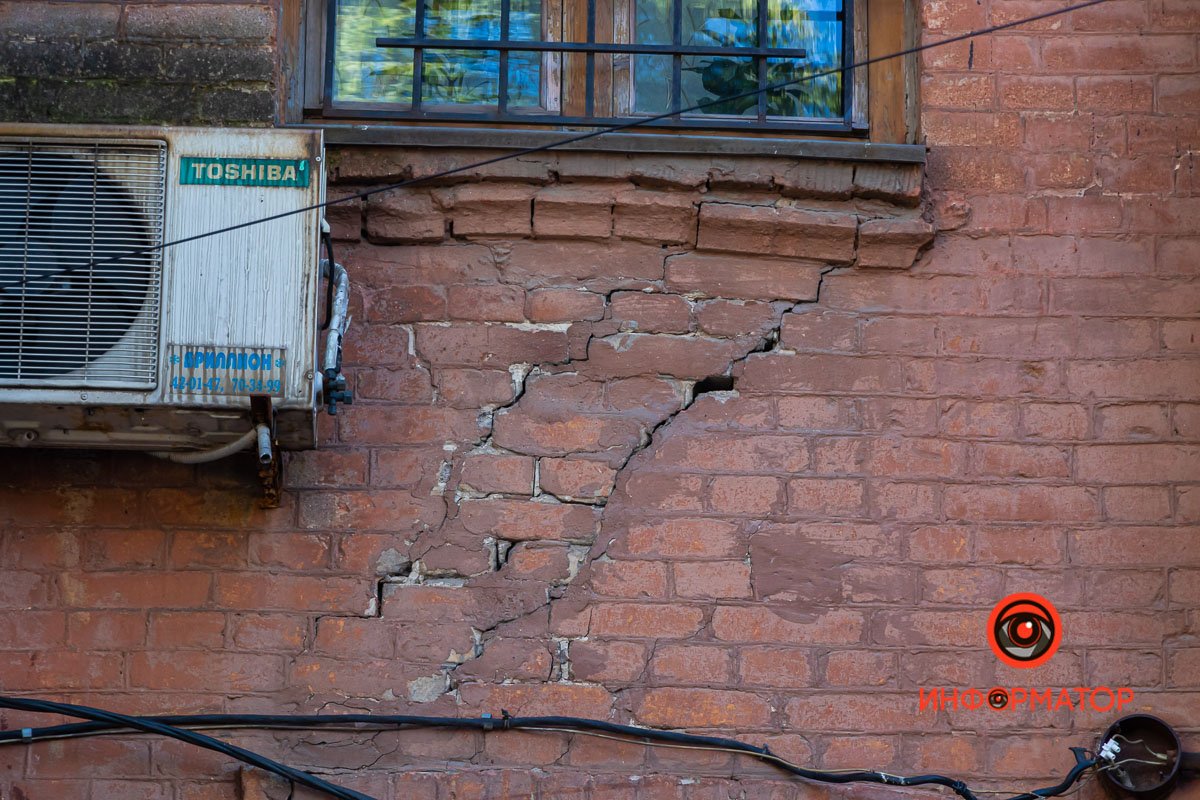 Можно услышать, как трещат и сыплются стены 