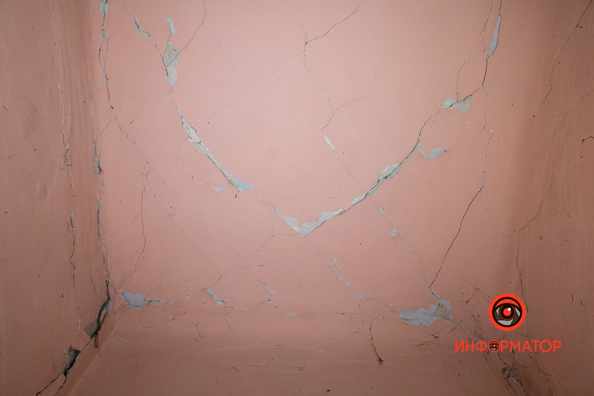 Особенно пугает, когда трещинами покрывается потолок 