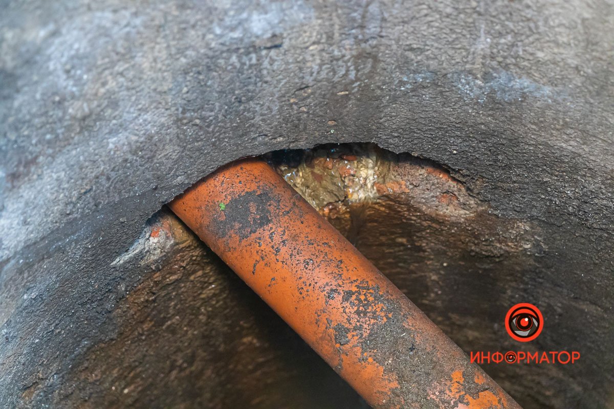 В канализации стекает чистая вода, которая попадает под фасад дома 