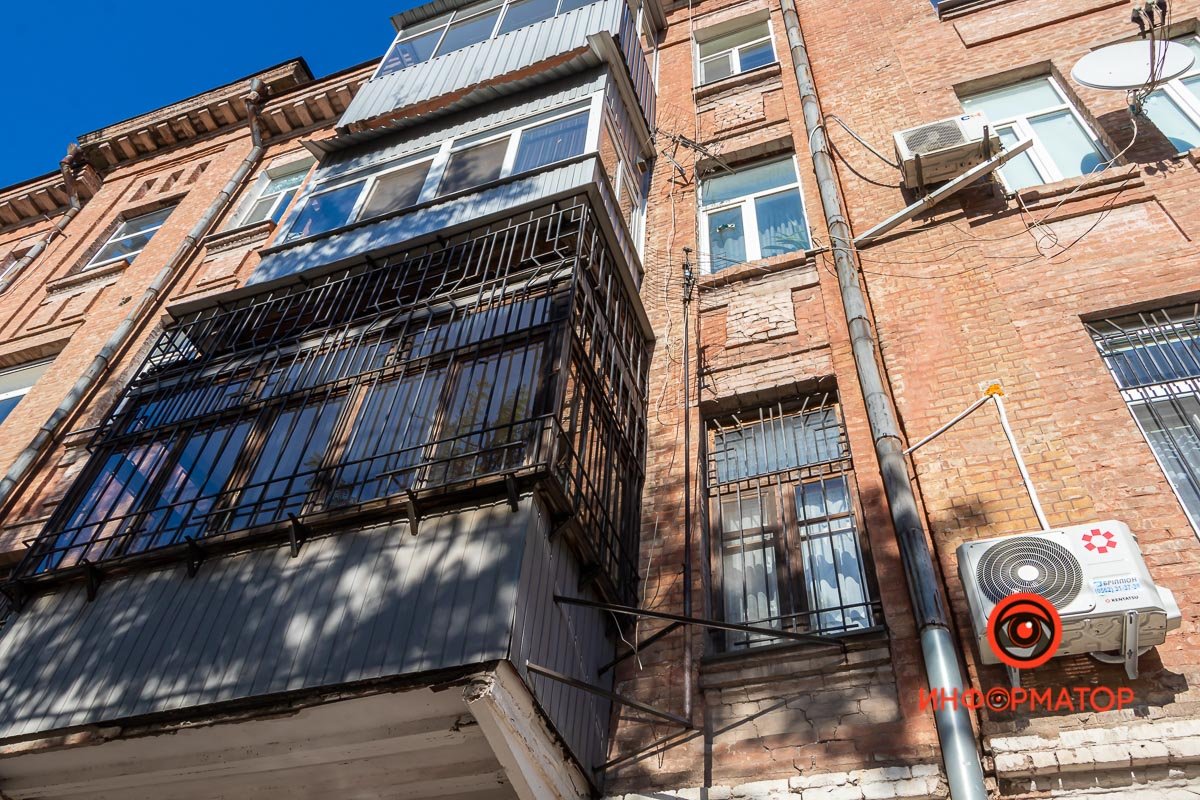 По внешней стороне дома тоже расходятся трещины 