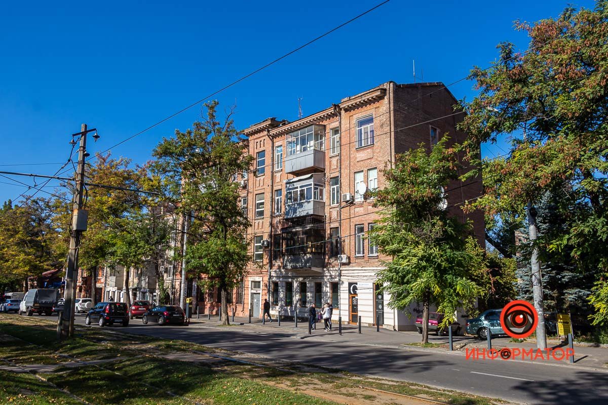 Перед домом также начал проседать асфальт 