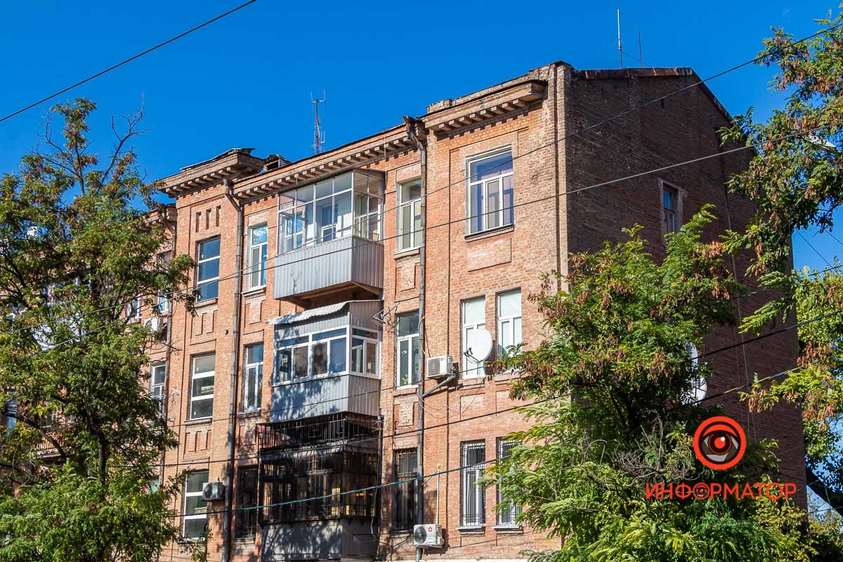 Ситуацию ухудшают трамваи, которые "трусят" дом 