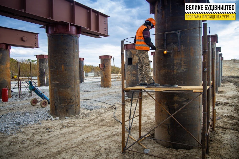 На Днепропетровщине строят уникальную для Украины эстакаду 8