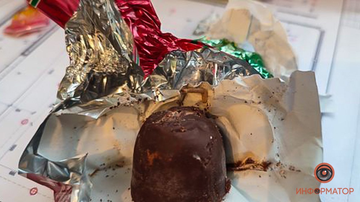 Отчетливо видны черви в сладостях 