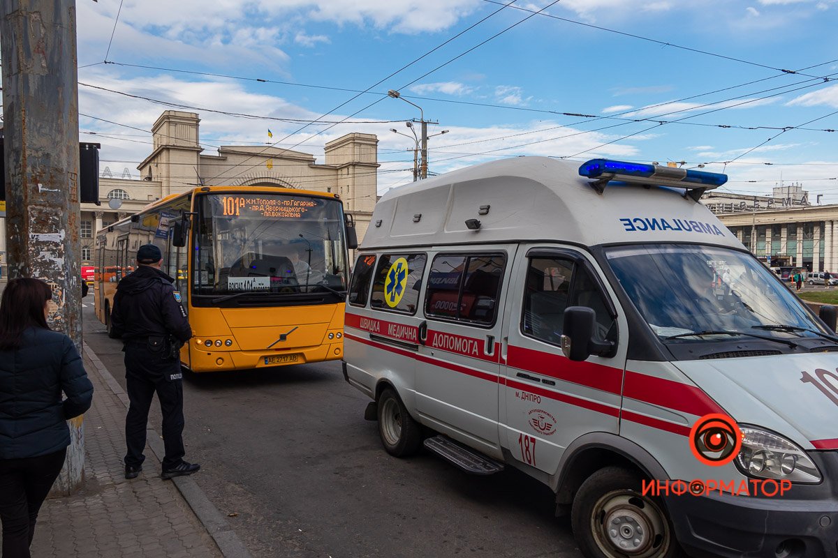 Пассажир оскорблял водителя и мешал ему вести машину Пассажир оскорблял водителя и мешал ему вести машину