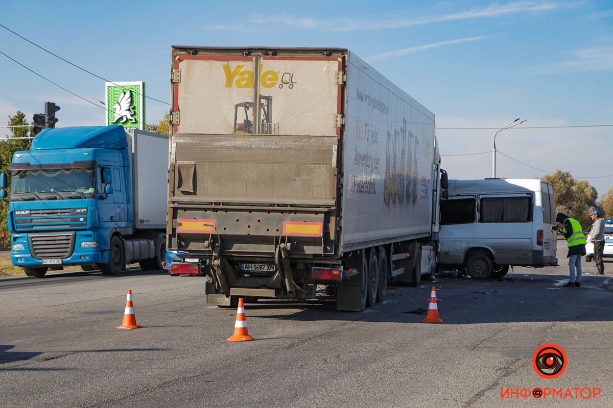 В Днепре на Полтавском шоссе возле "ОККО" столкнулись фура и Volkswagen В Днепре на Полтавском шоссе возле "ОККО" столкнулись фура и Volkswagen