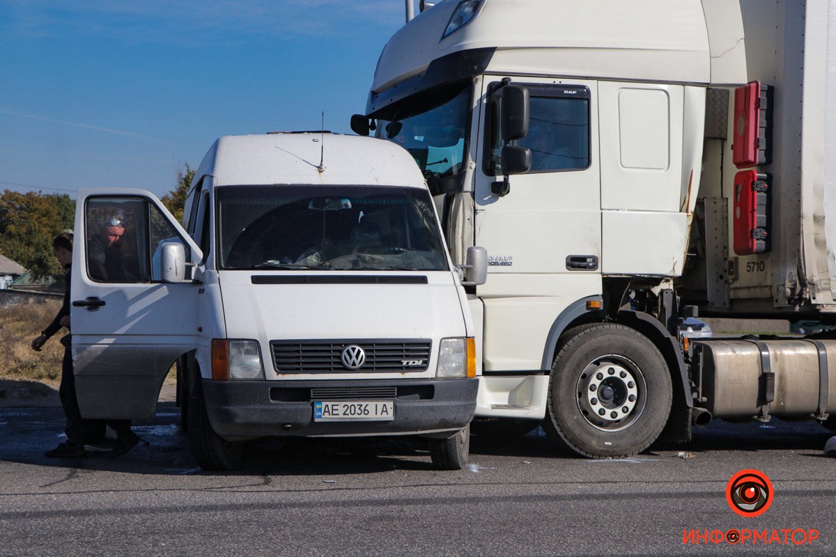 На месте работают сотрудники полиции и следователь по ДТП На месте работают сотрудники полиции и следователь по ДТП