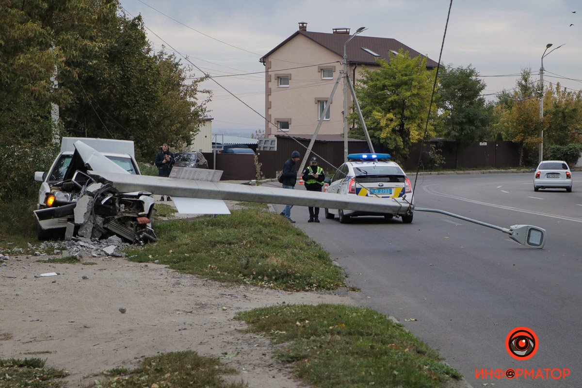 В Днепре на улице Криворожской Mercedes вылетел на обочину и врезался в столб 2