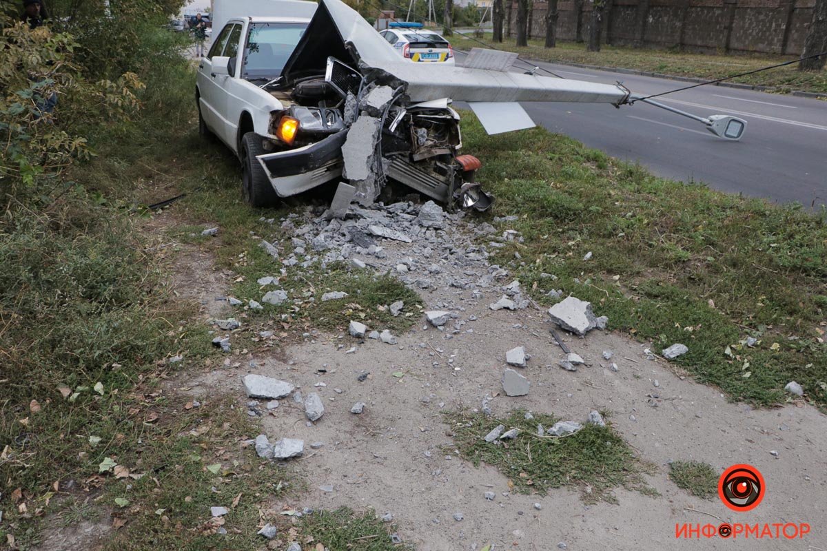 В Днепре на улице Криворожской Mercedes вылетел на обочину и врезался в столб 3