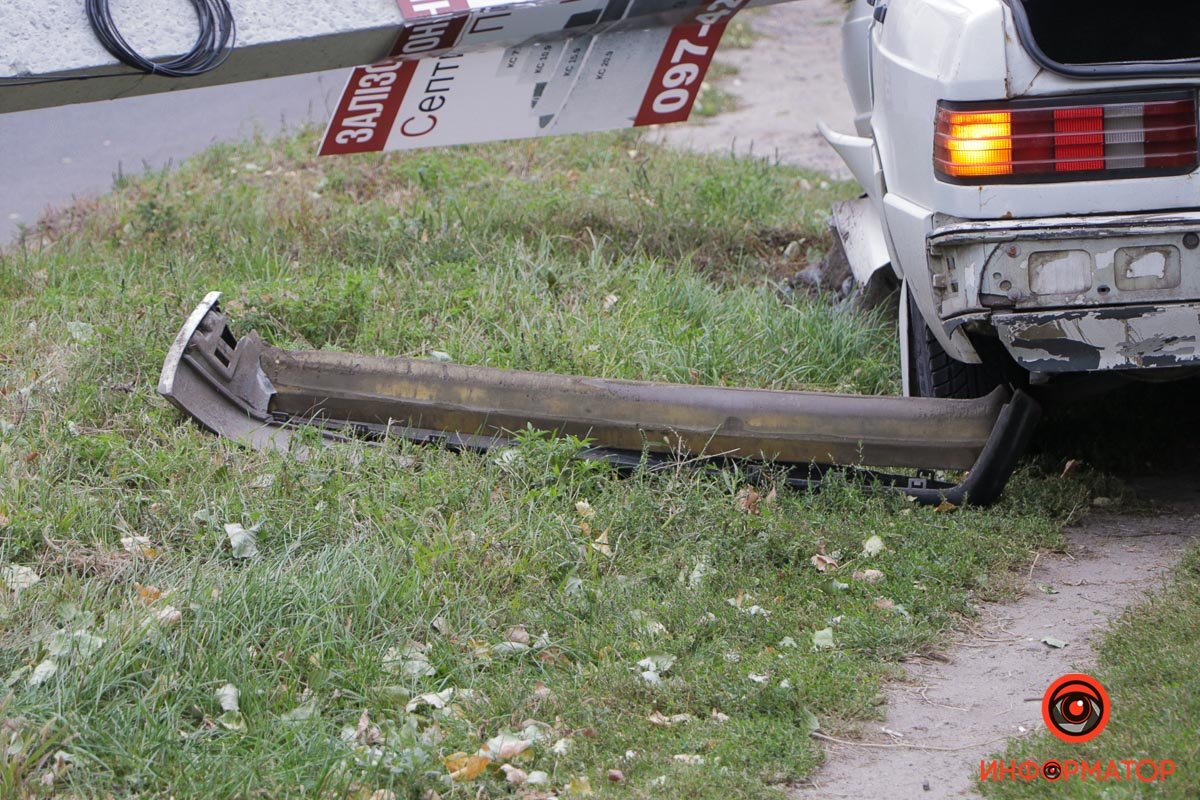 В Днепре на улице Криворожской Mercedes вылетел на обочину и врезался в столб 4