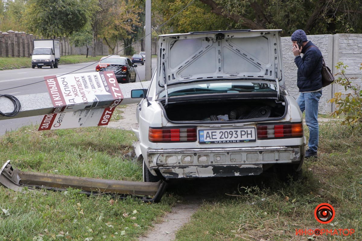 В Днепре на улице Криворожской Mercedes вылетел на обочину и врезался в столб 5