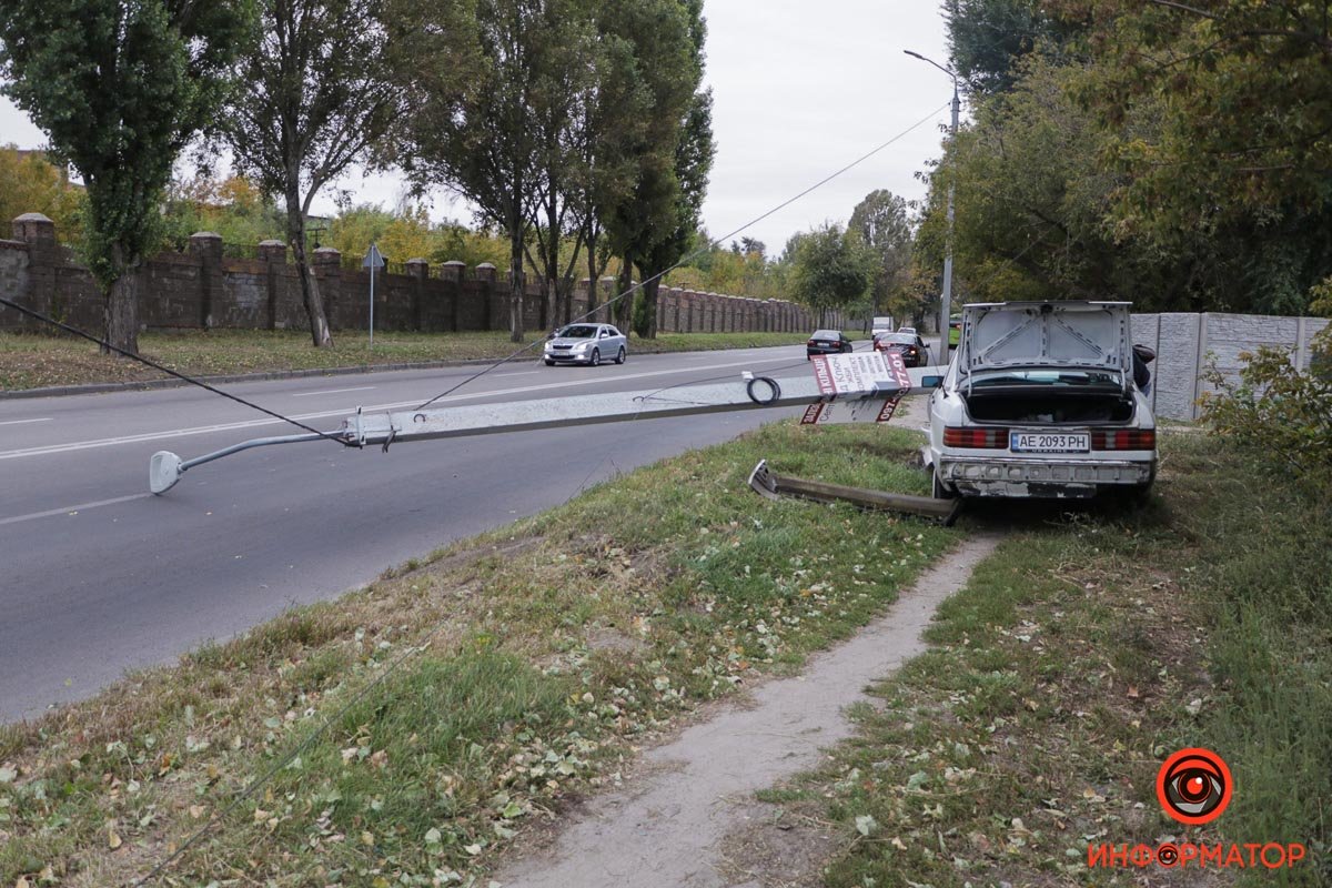 В Днепре на улице Криворожской Mercedes вылетел на обочину и врезался в столб 6