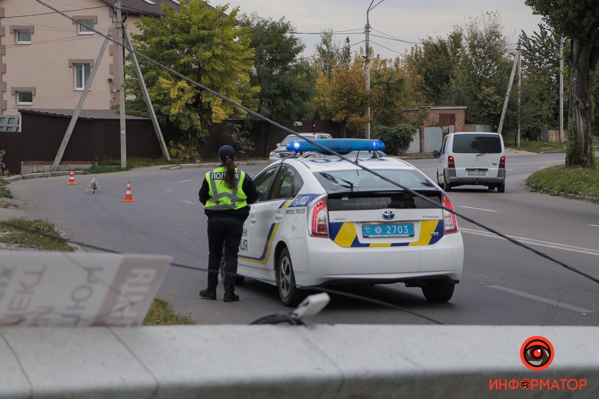 В Днепре на улице Криворожской Mercedes вылетел на обочину и врезался в столб 7
