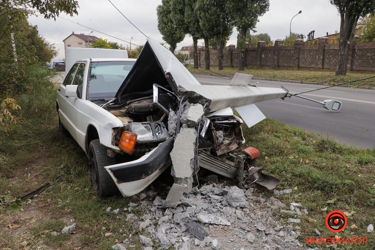 В Днепре на улице Криворожской Mercedes вылетел на обочину и врезался в столб 8