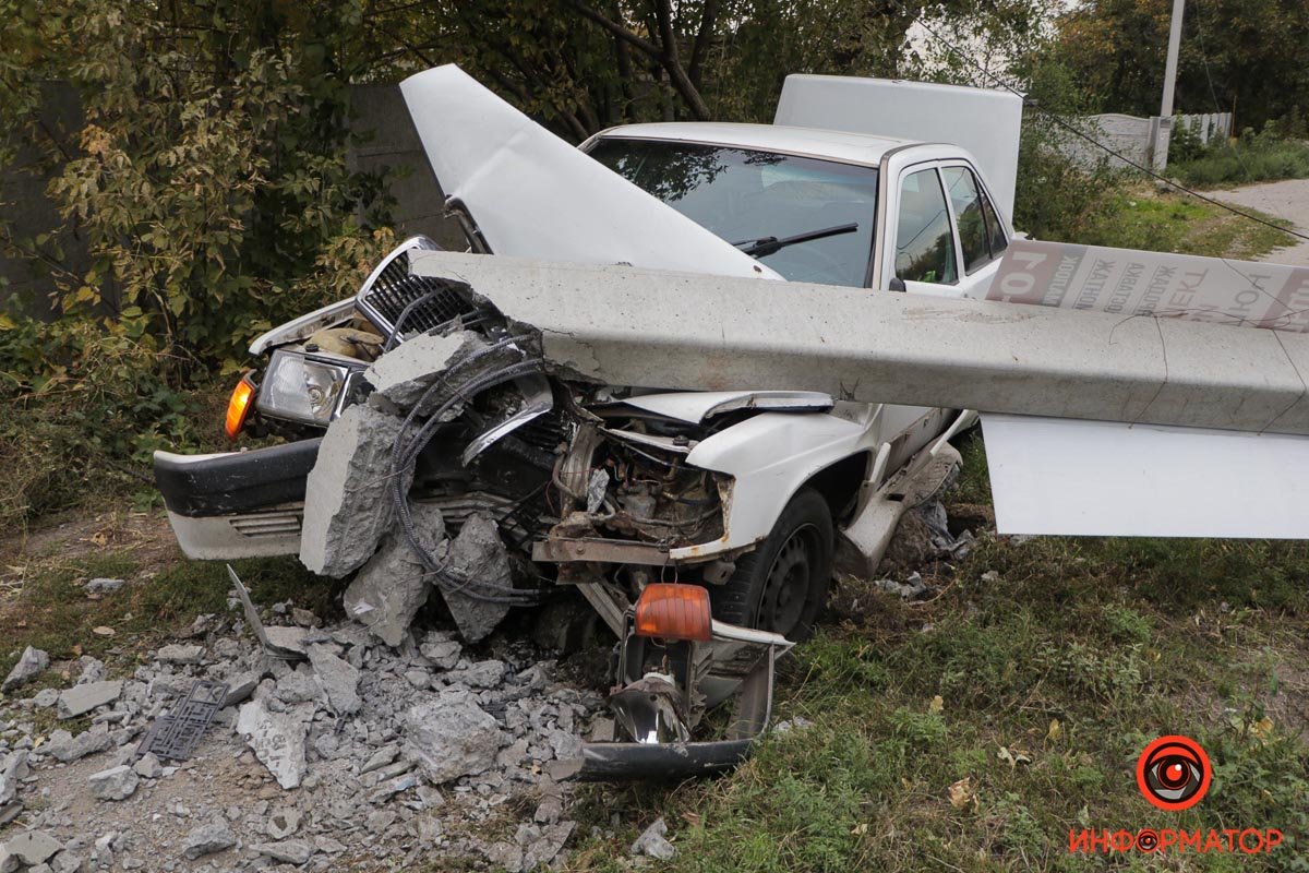 В Днепре на улице Криворожской Mercedes вылетел на обочину и врезался в столб 9