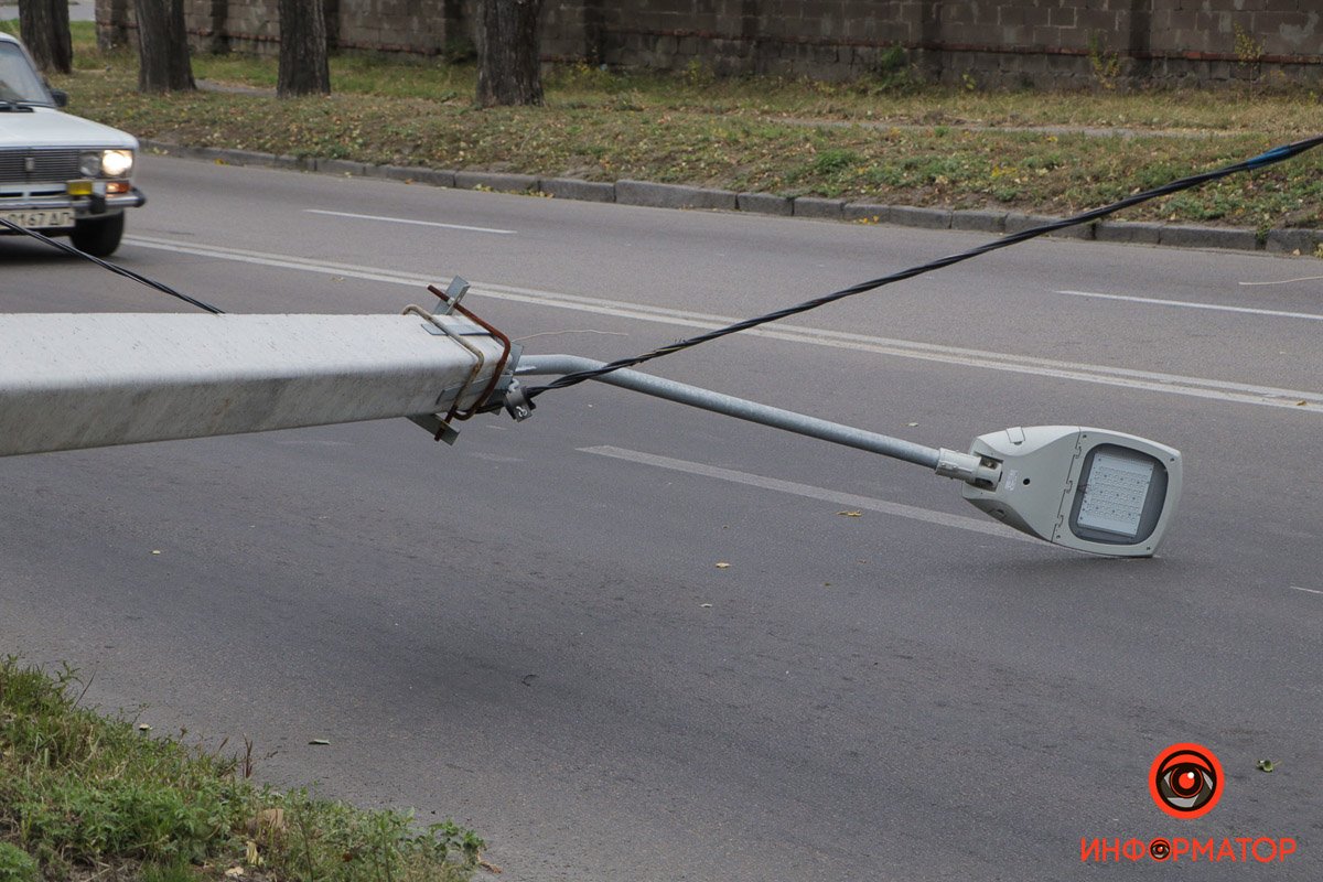 В Днепре на улице Криворожской Mercedes вылетел на обочину и врезался в столб 10