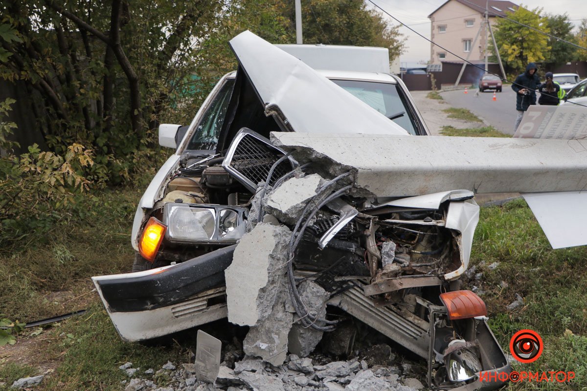 В Днепре на улице Криворожской Mercedes вылетел на обочину и врезался в столб 11