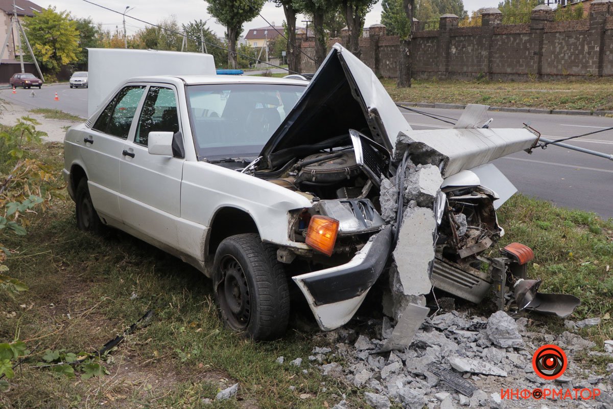 В Днепре на улице Криворожской Mercedes вылетел на обочину и врезался в столб 12