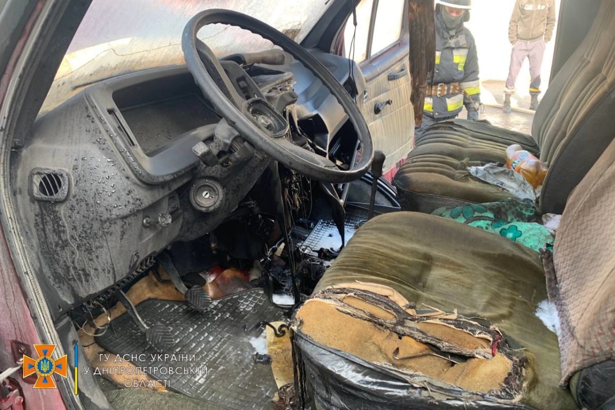 В Днепре на проспекте Труда загорелась "ГАЗель" 1