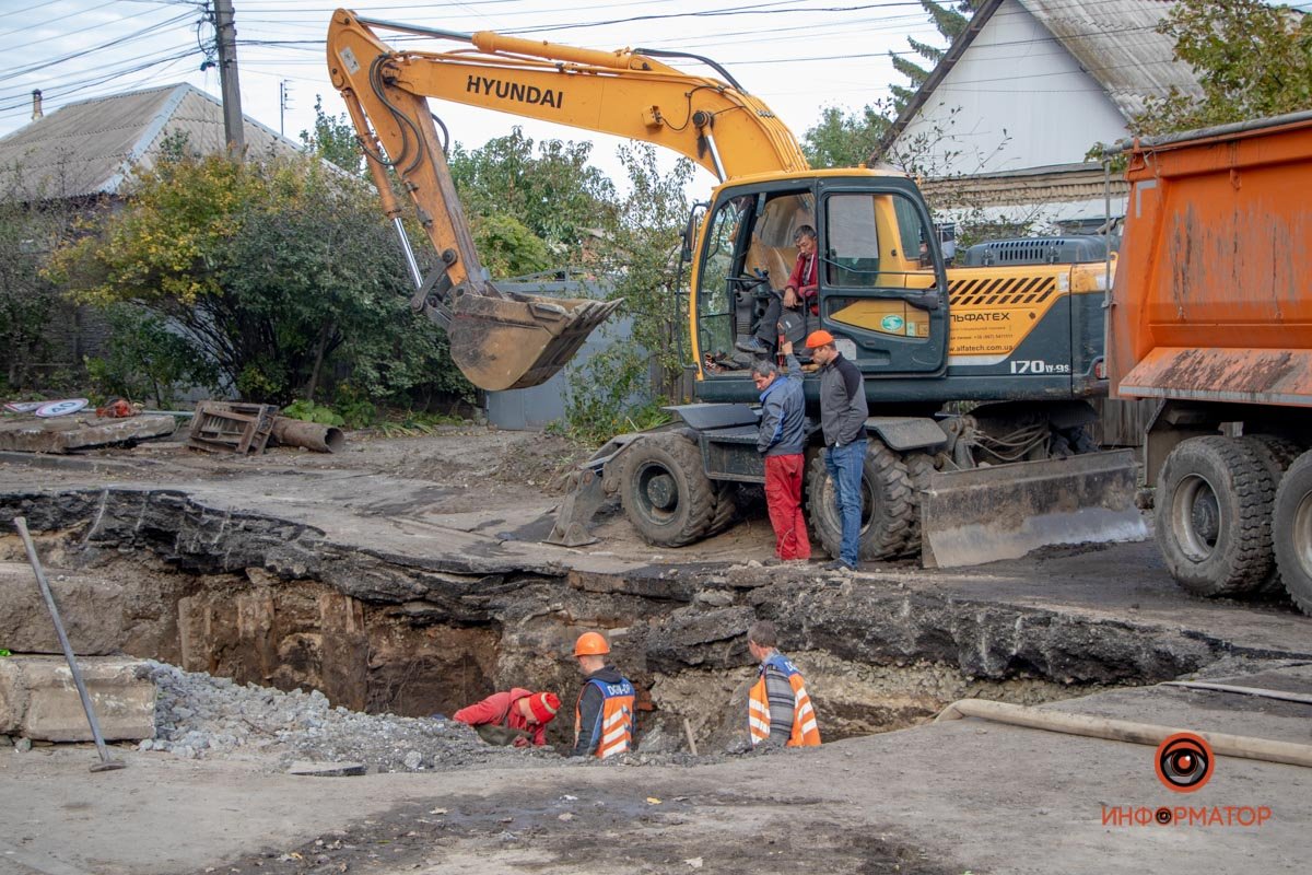 Работники выкачивают воду насосом Работники выкачивают воду насосом