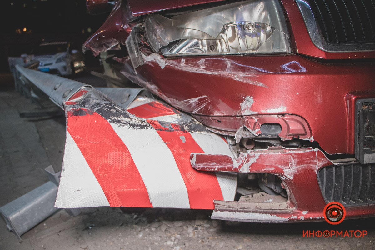 Автомобиль Skoda ехал на большой скорости и не вписался в поворот Автомобиль Skoda ехал на большой скорости и не вписался в поворот