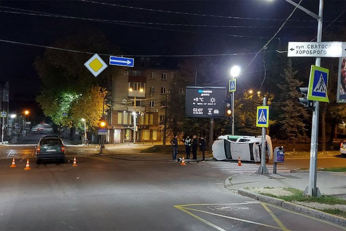 На улице Святослава Храброго столкнулись Renault службы такси Bolt и Opel На улице Святослава Храброго столкнулись Renault службы такси Bolt и Opel