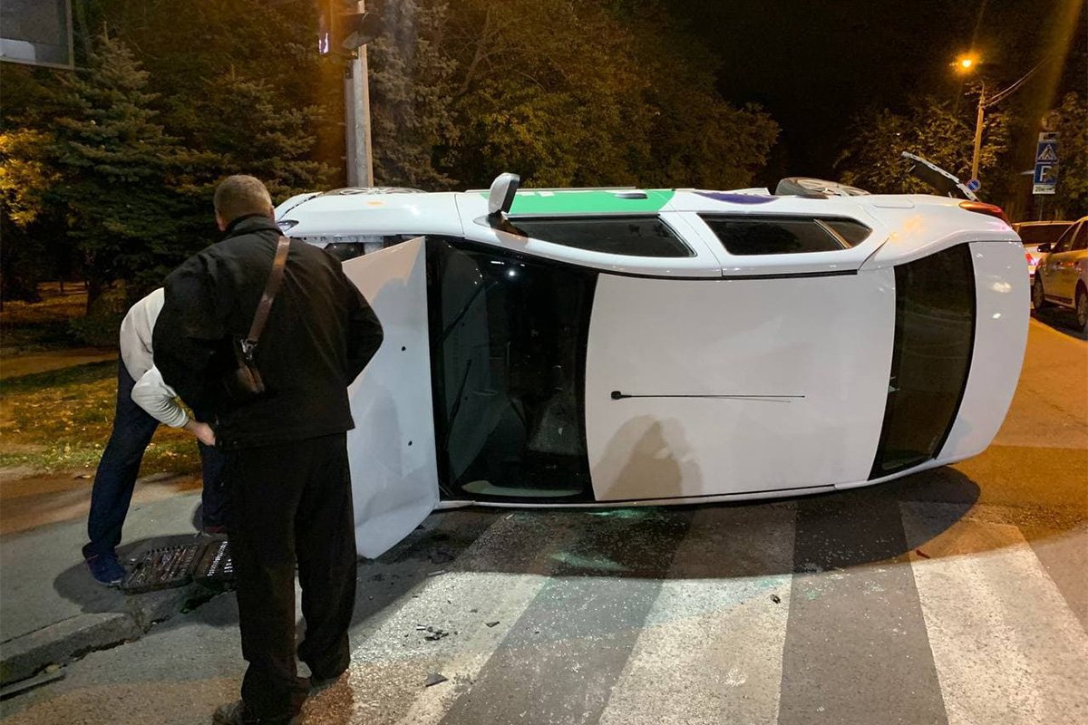 В результате ДТП Renault перевернулся В результате ДТП Renault перевернулся