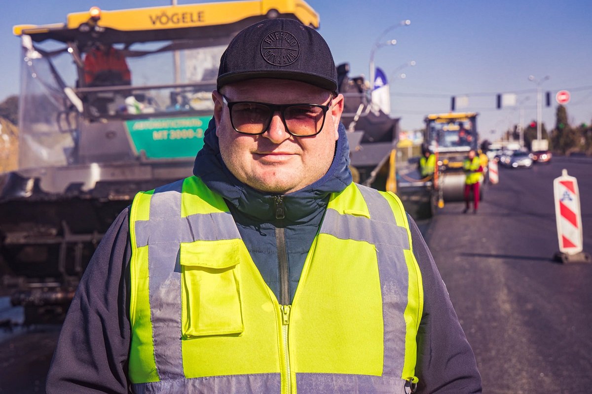 Стелют финишное покрытие: дорожники обновляют трассу Днепр-Павлоград 2