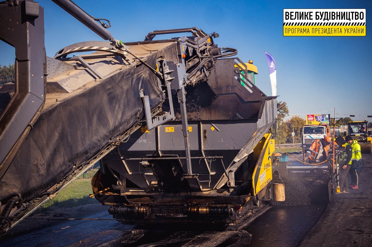 Стелют финишное покрытие: дорожники обновляют трассу Днепр-Павлоград 7