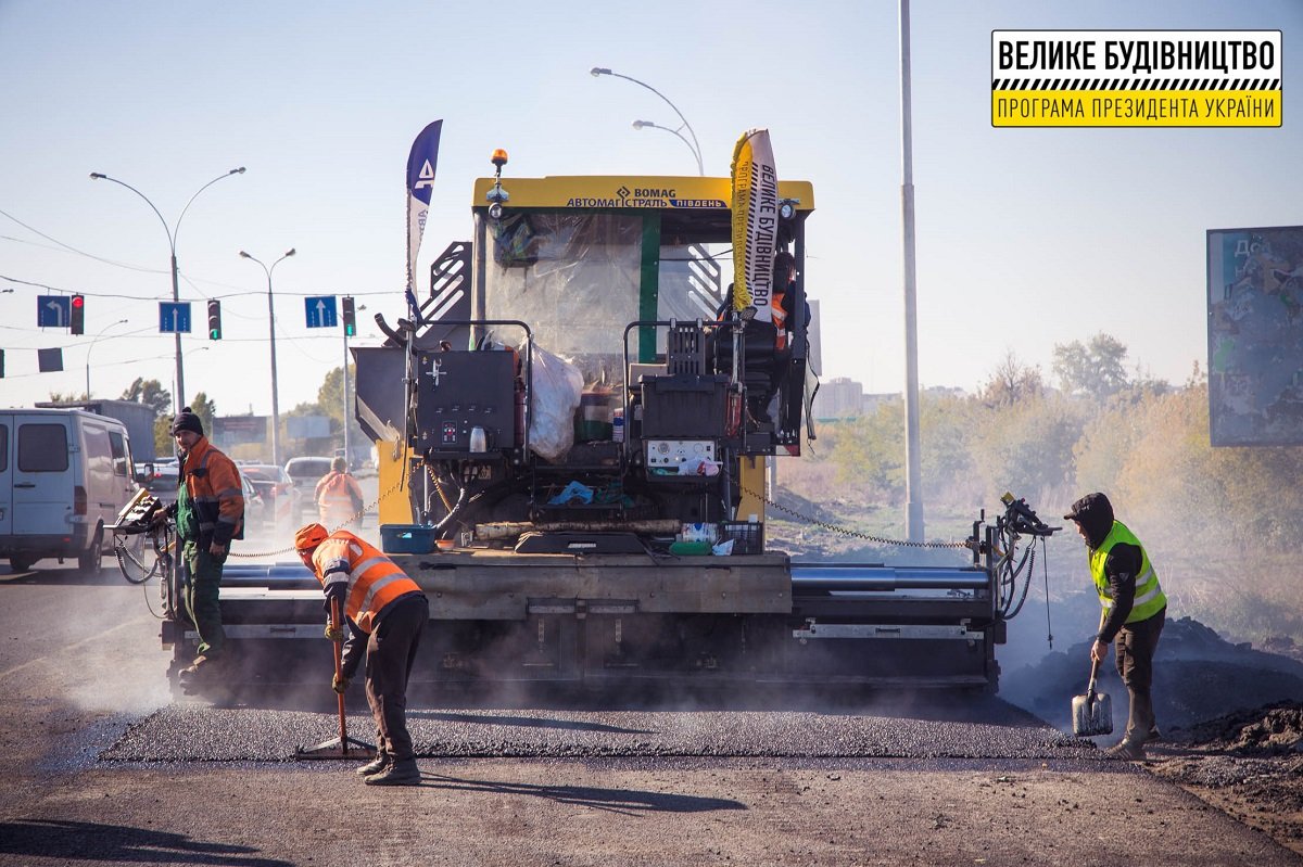 Стелют финишное покрытие: дорожники обновляют трассу Днепр-Павлоград 9