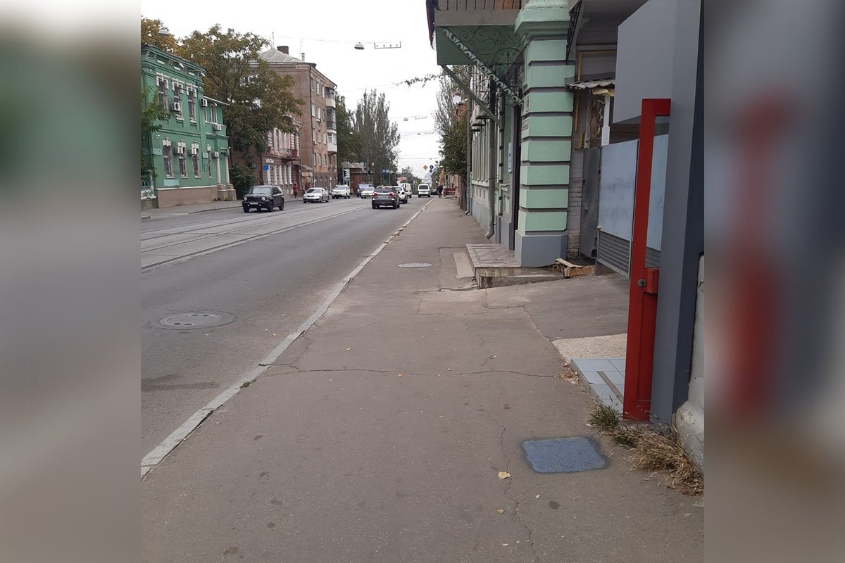 Коммунальщики уже замазали "послания"