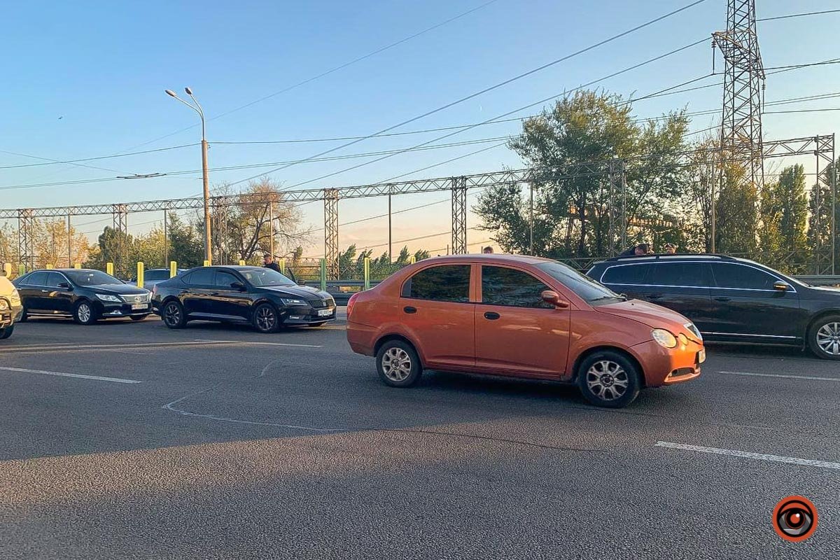 Образовалась большая пробка Образовалась большая пробка