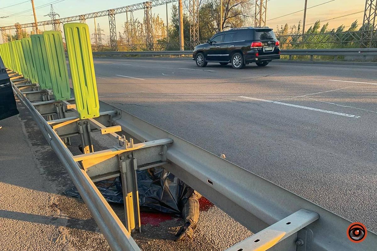 Мотоцикл врезался в отбойник Мотоцикл врезался в отбойник